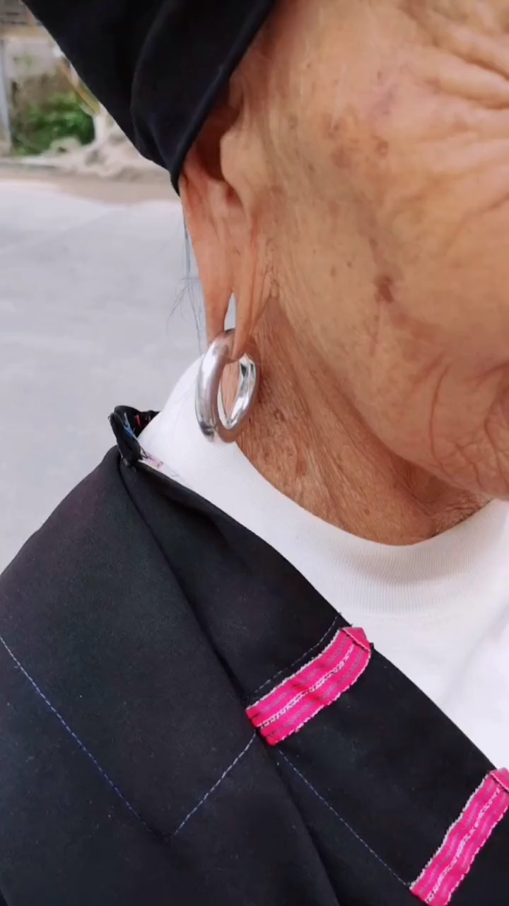 瑶族82岁奶奶十八岁打的耳洞.瑶族女人的耳坠越长,代表越有福气