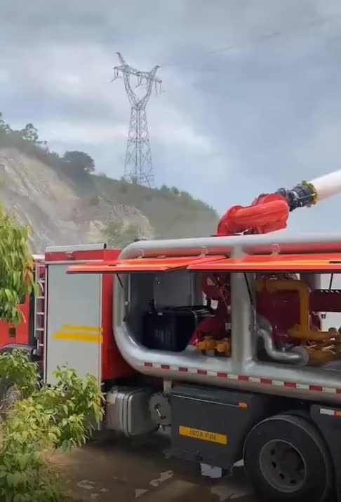 消防车水管出水量能有多大镜头一转,我啥都不敢说了!