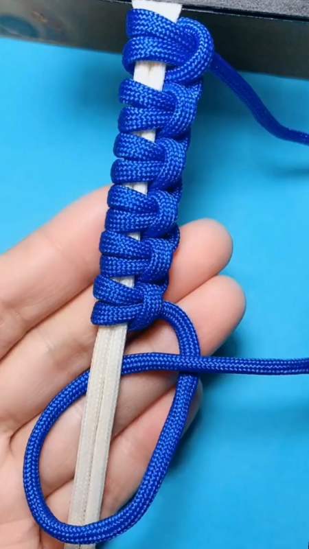 这种编绳方法叫做雀头结,常用于手链的主体和扣眼