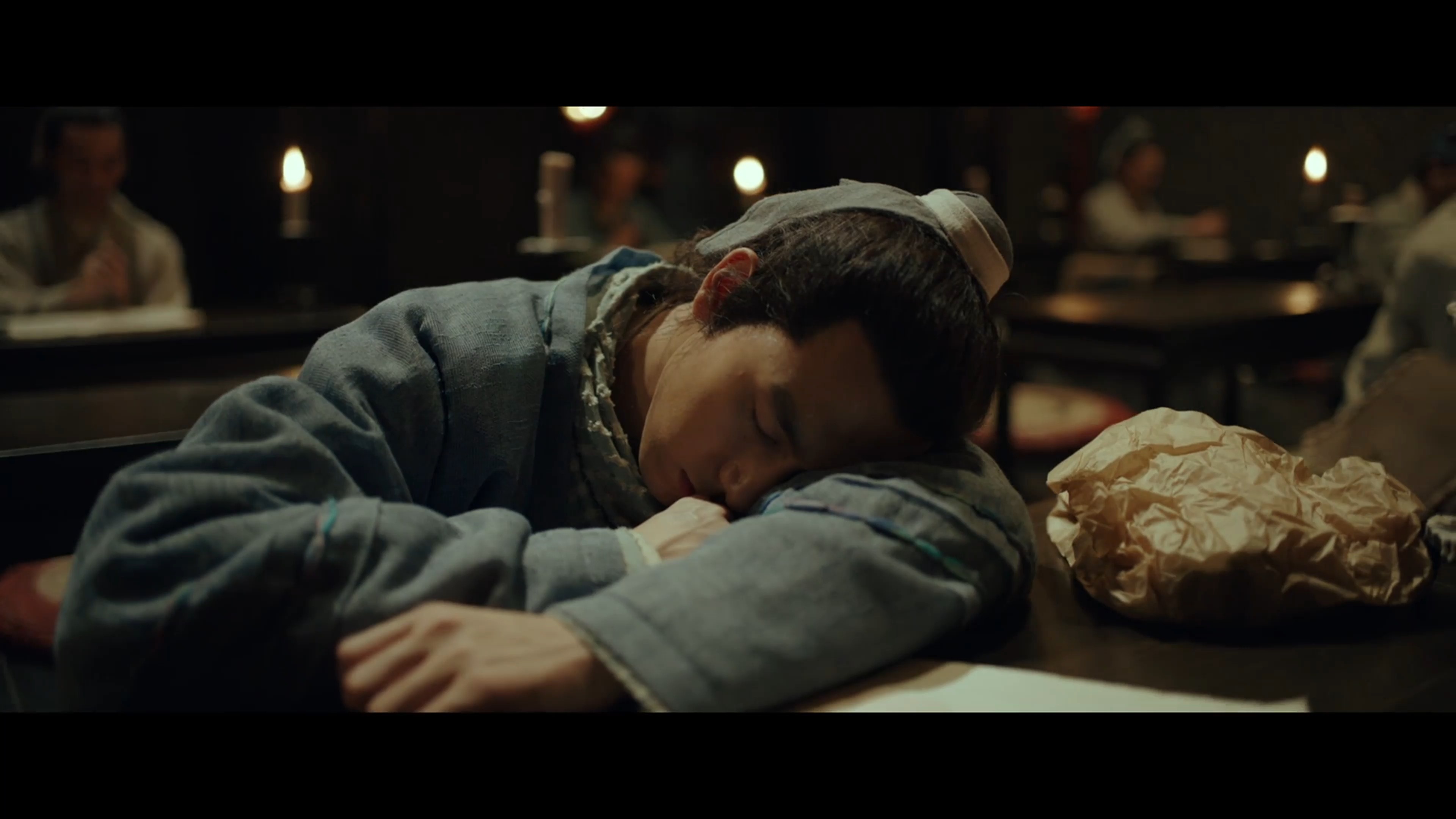 短短几个画面,便把古代读书人深受科举桎梏的炼狱人生刻画得入木三分.