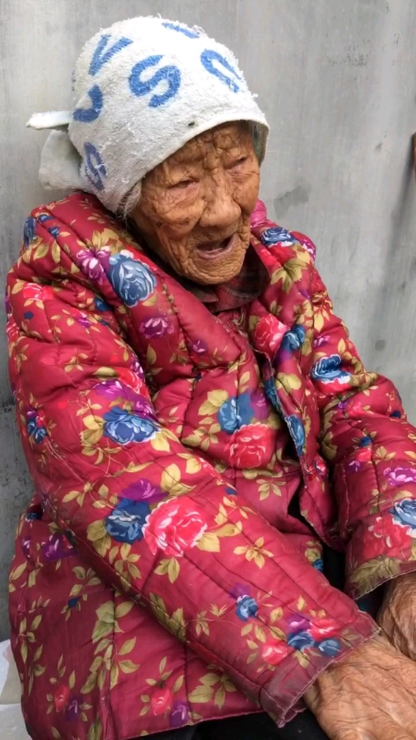 农村老人107岁了,祝老人家长命200岁!