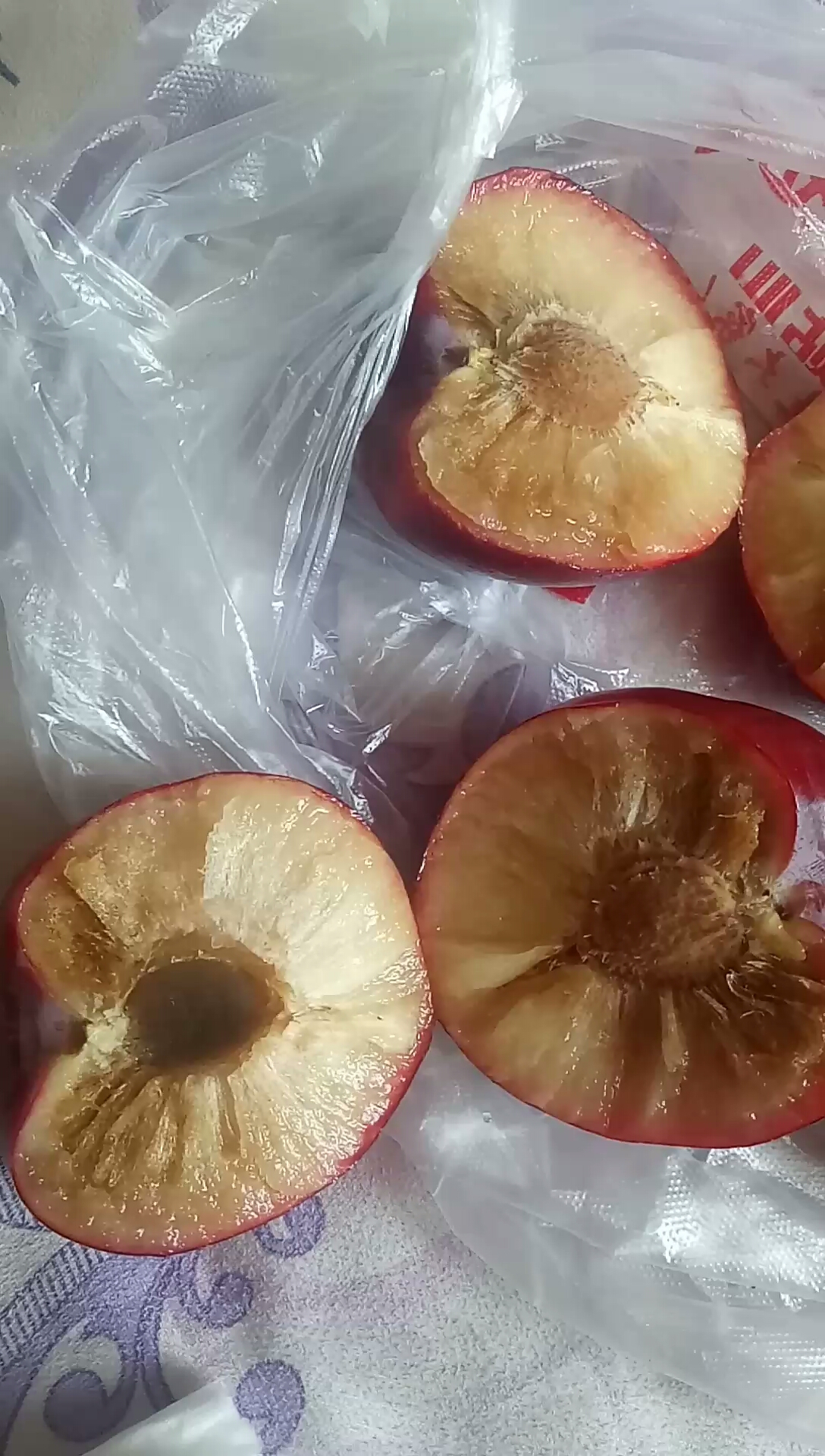 被骗了,三十一块钱买了五个大李子,掰开里面全是这样的,全坏了不能吃