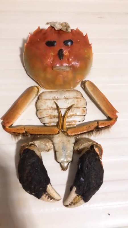 小伙饭店吃螃蟹,用螃蟹壳拼了一个人得图案,真是别出心裁!-度小视