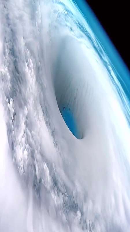 空间站第一视角拍摄到台风"烟花"台风眼,画面非常清晰据悉台风路径