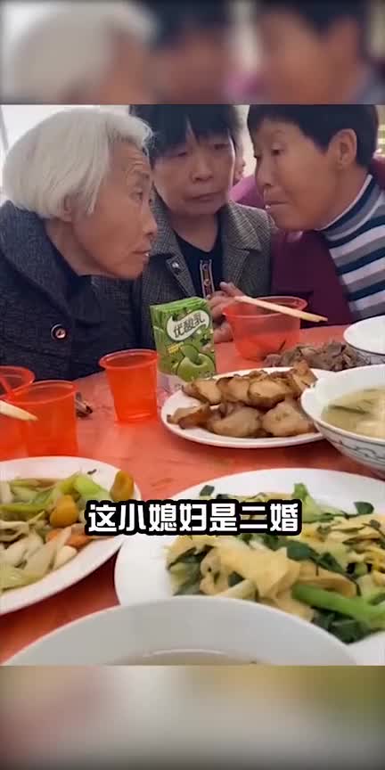 大妈一起吃酒席交头接耳说别人坏话,简直太真实了!-度小视