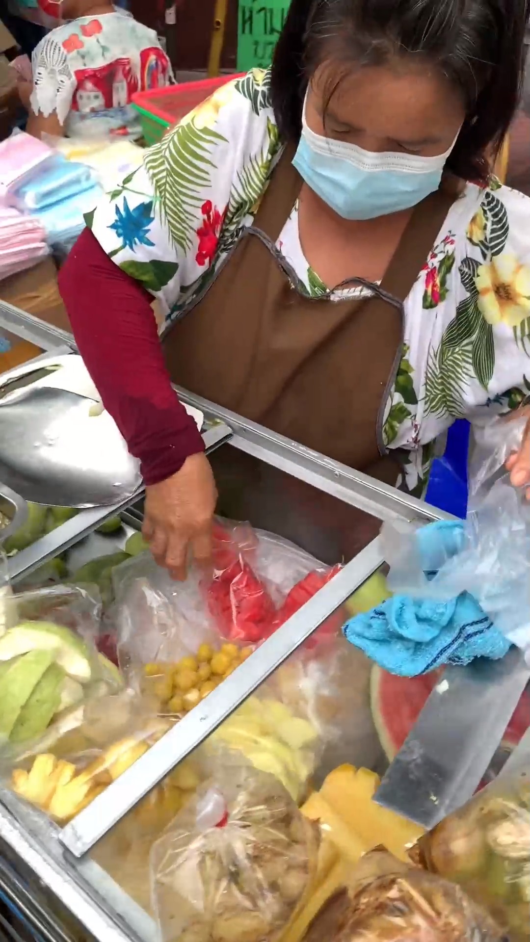 泰国曼谷的路边摊切水果表妹出街就是买买买还不是美滋滋