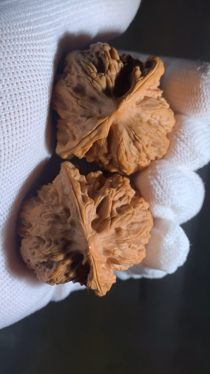 文玩核桃#42精配梨木台,分量坠手皮质好,骨质坚硬