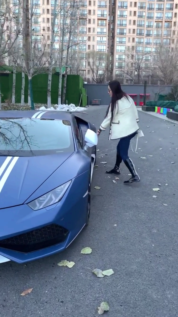 霸气戴墨镜的美女开兰博基尼