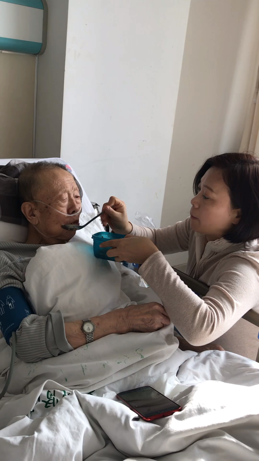 五年来她一直和我弟弟无怨无悔的照顾我们的父母.