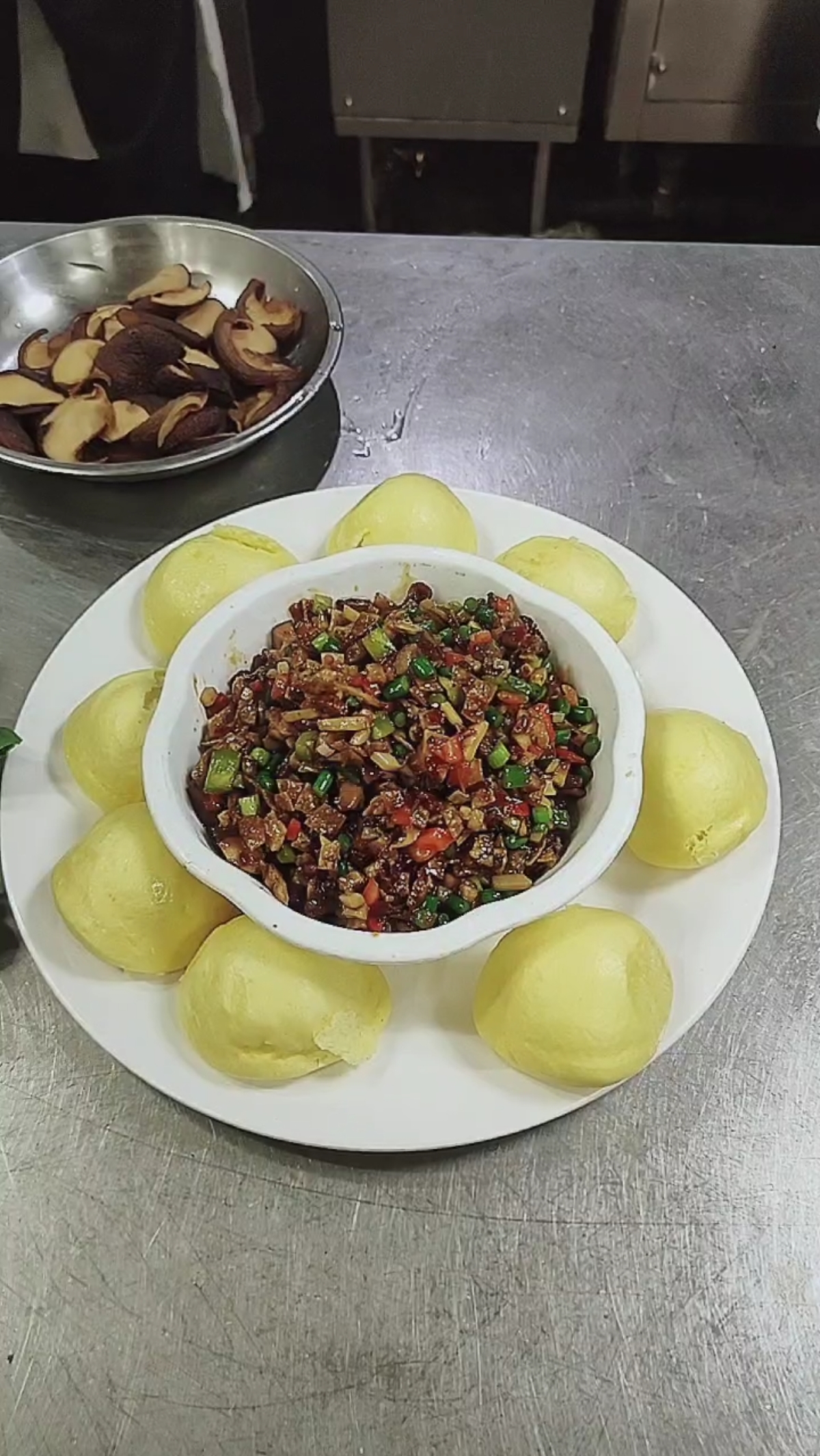 厨师推荐菜品#动作优美才能炒出美味菜品,鸭松杂粮包.