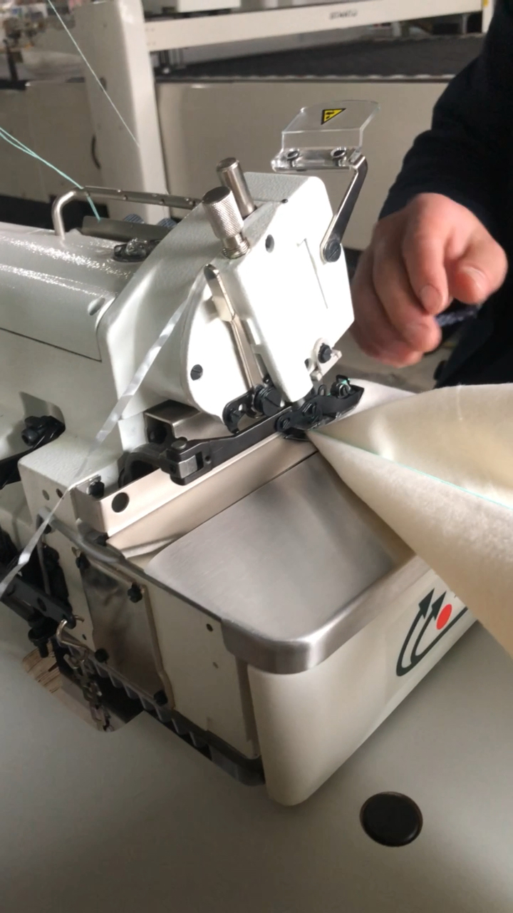 精致的密拷锁边机