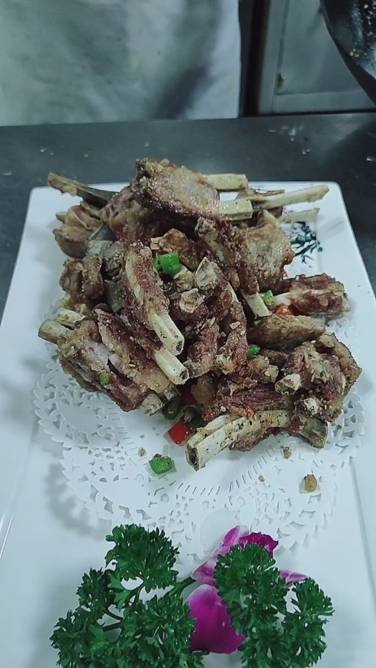 #厨师分享#18岁小厨师做的椒盐羊排,看着就好吃焦香焦香的.