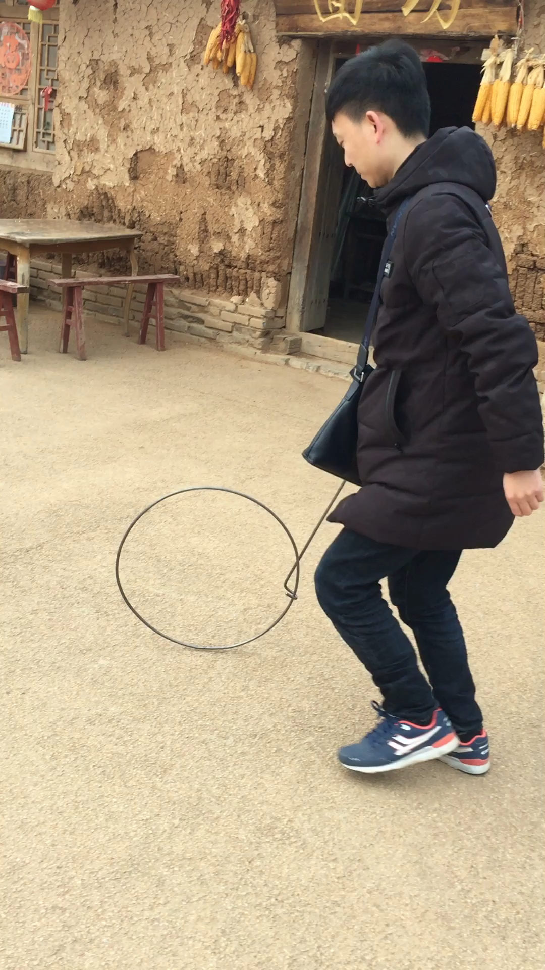 小时候我们一起玩过的滚铁环!