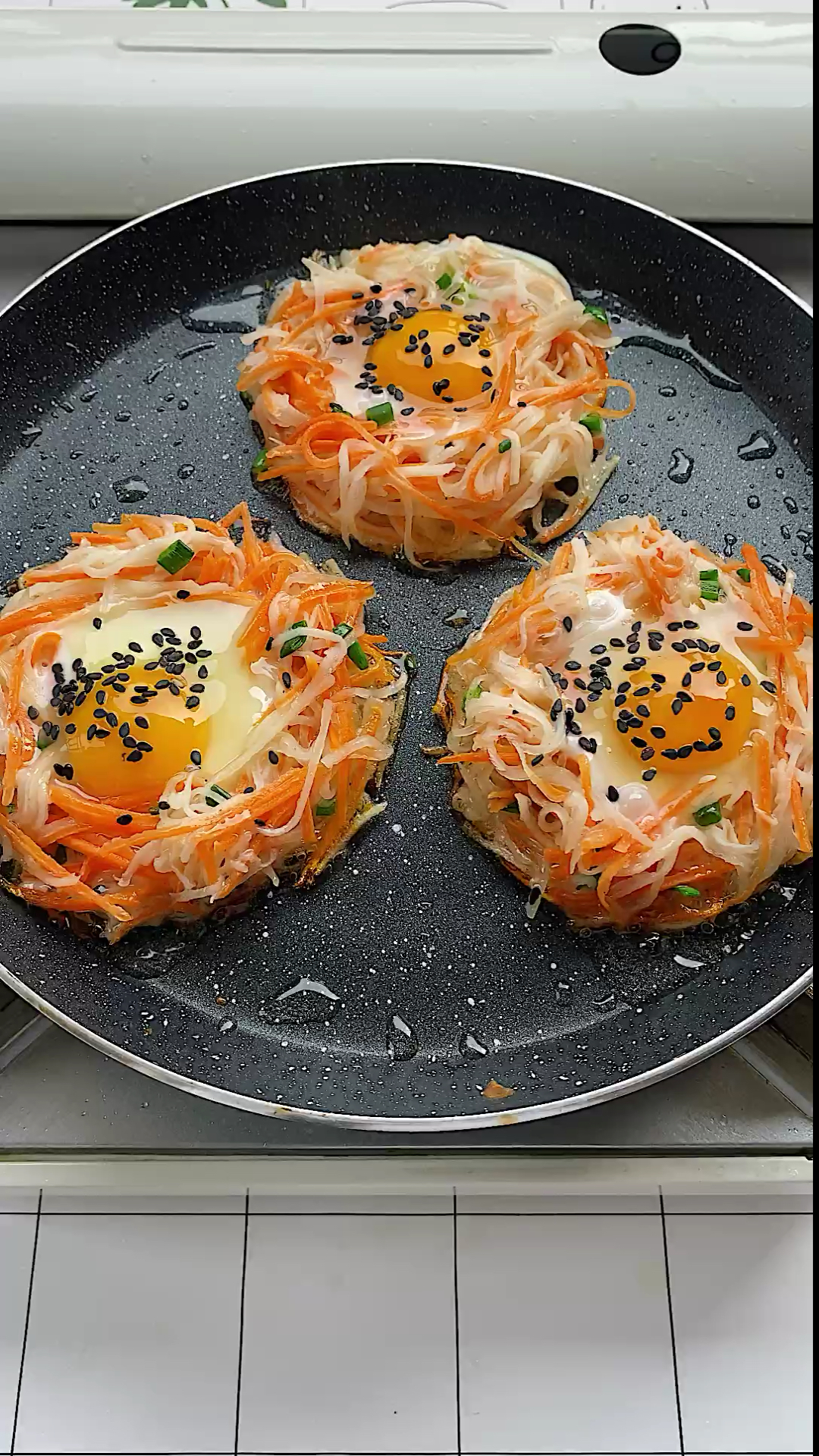 焦香味的鸟巢鸡蛋饼,太香啦!