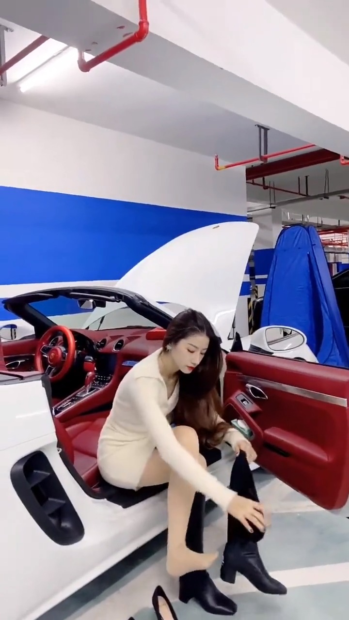 不愧是开豪车的女人,车上都要备两双高跟鞋,我高攀不起!