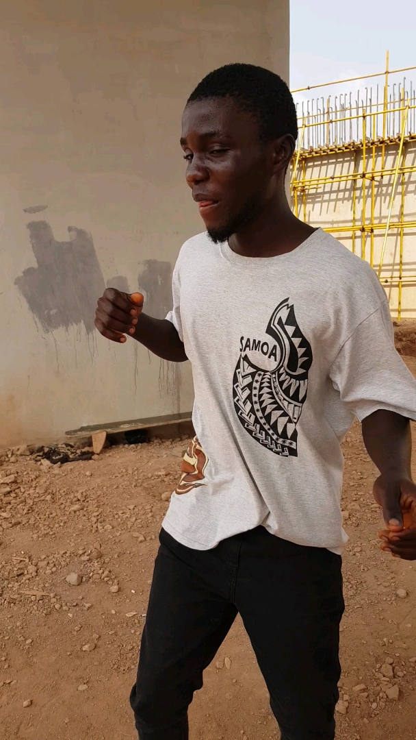 非洲小黑哥听到音乐就跳了起来!