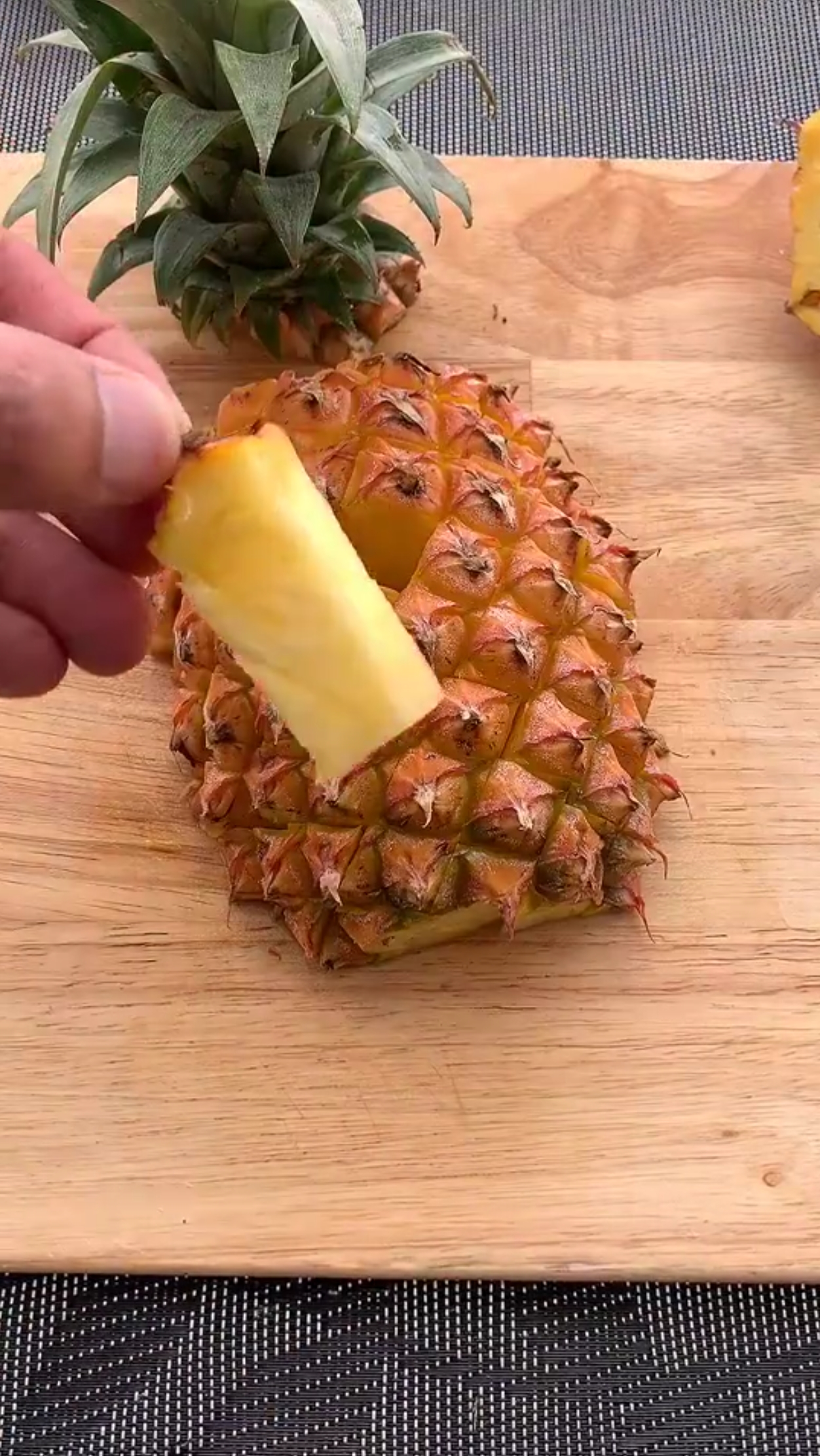 菠萝最简单的切法.