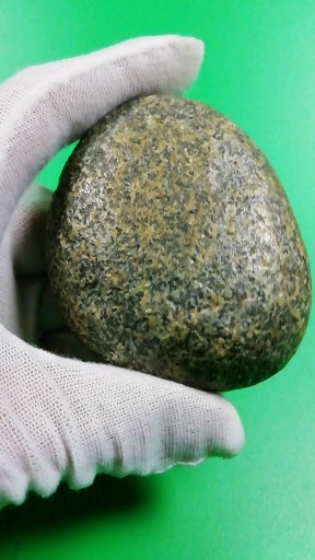 分享一块外表层熔融黄色体玉化透光的球粒石铁陨石,磁性属中磁喜欢的