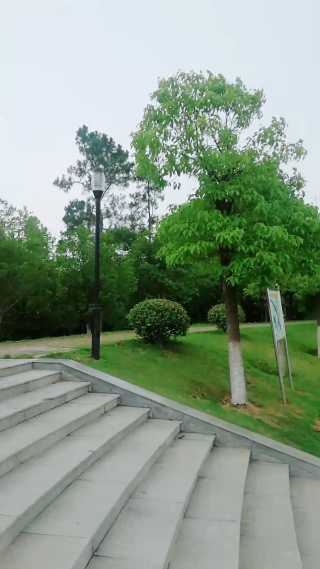 白云公园白云湖边看随州.风景优美