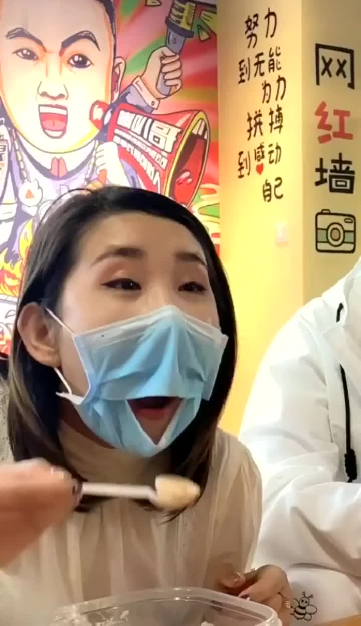 为了戴上口罩吃饭,我才想到这个主意的