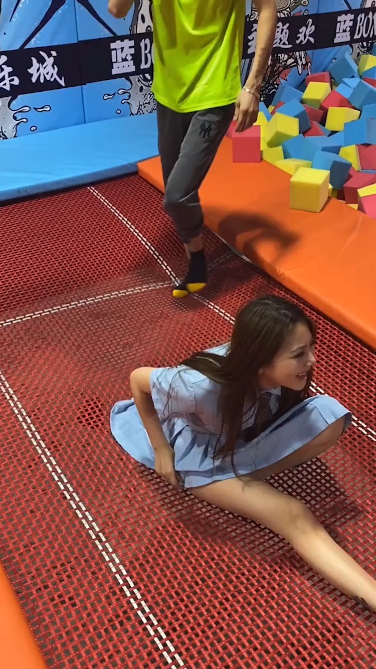 网红蹦床看点多#小姐姐竟穿超短裙蹦床,当教练蹦起来那一刻,真是尴尬