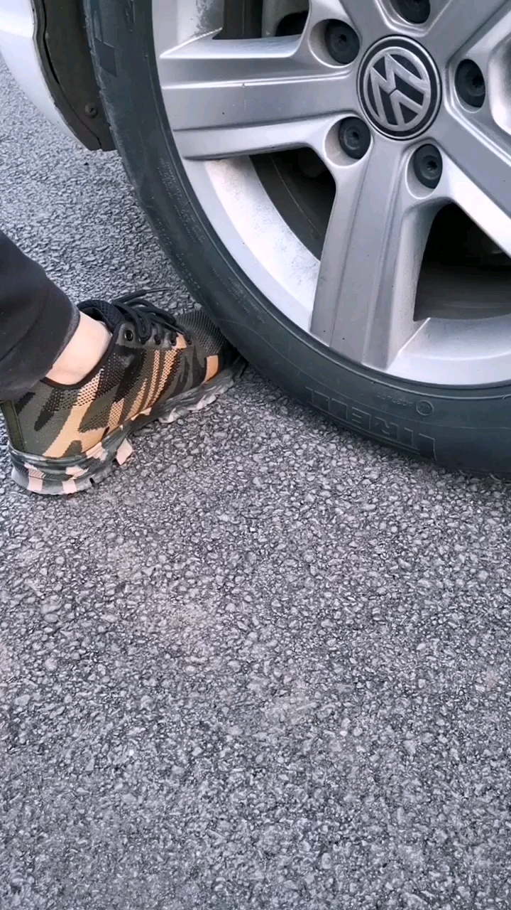 劳保鞋钢头防碾压,鞋底是防刺穿,汽车压你都不用怕的鞋子!