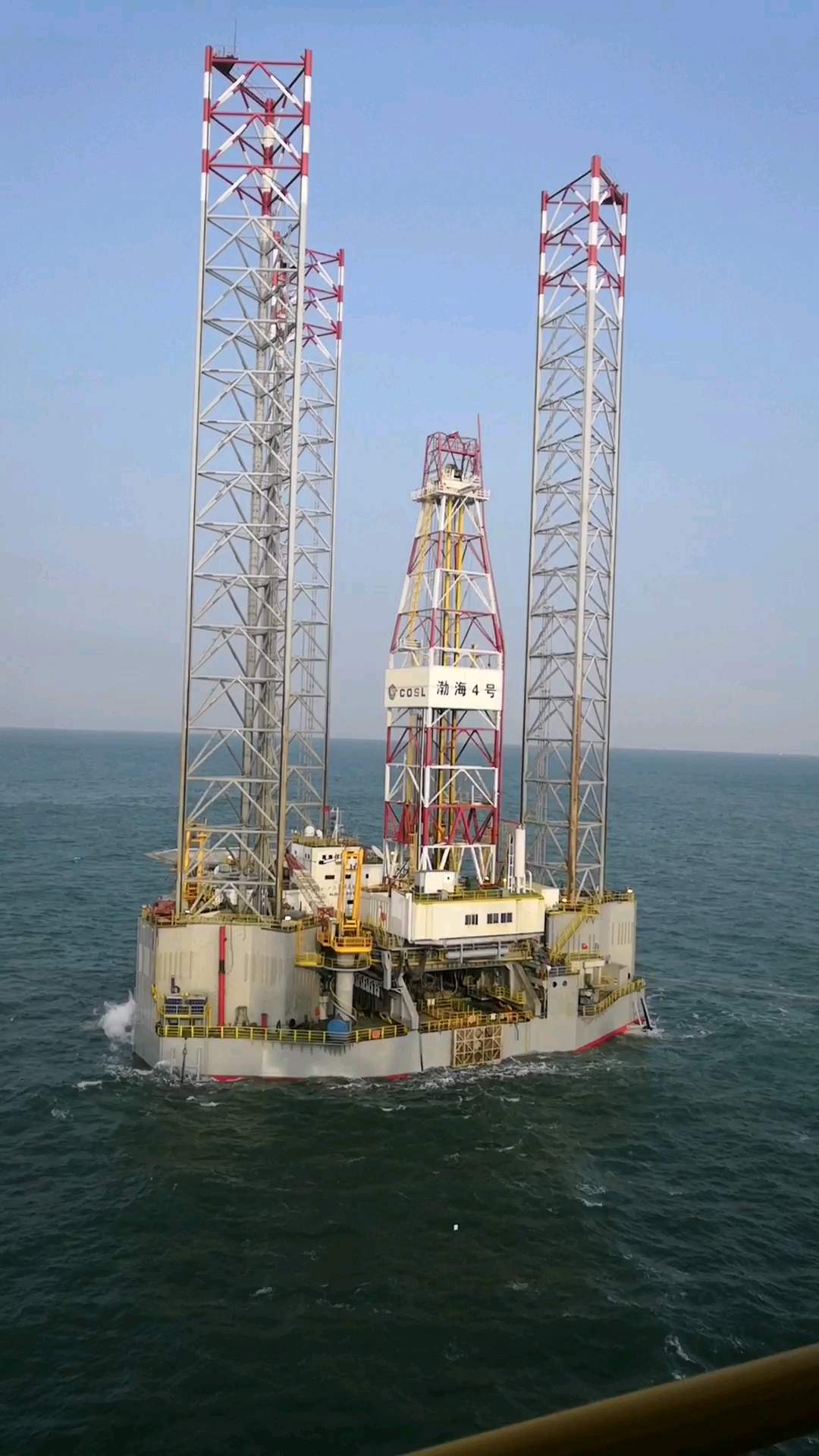 渤海四号钻井船在349平台作业现场