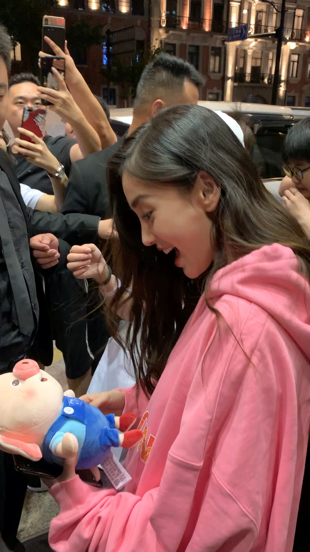 baby看到粉丝送给儿子小海绵的娃娃,惊讶的嘴张的好大