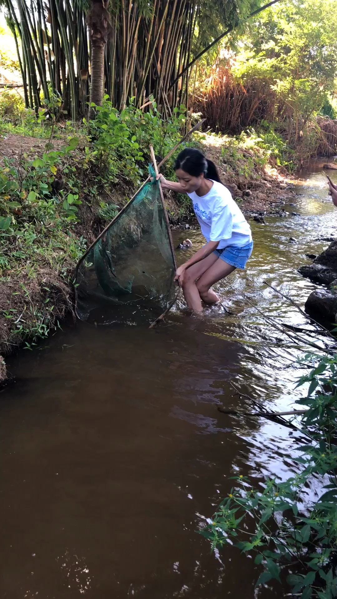 户外抓鱼#表妹抓鱼厉害吧!