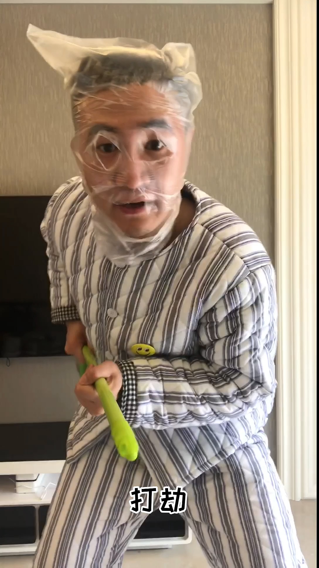 搞笑段子剧#精神病居家系列:傻子打劫要连号,结果很意外