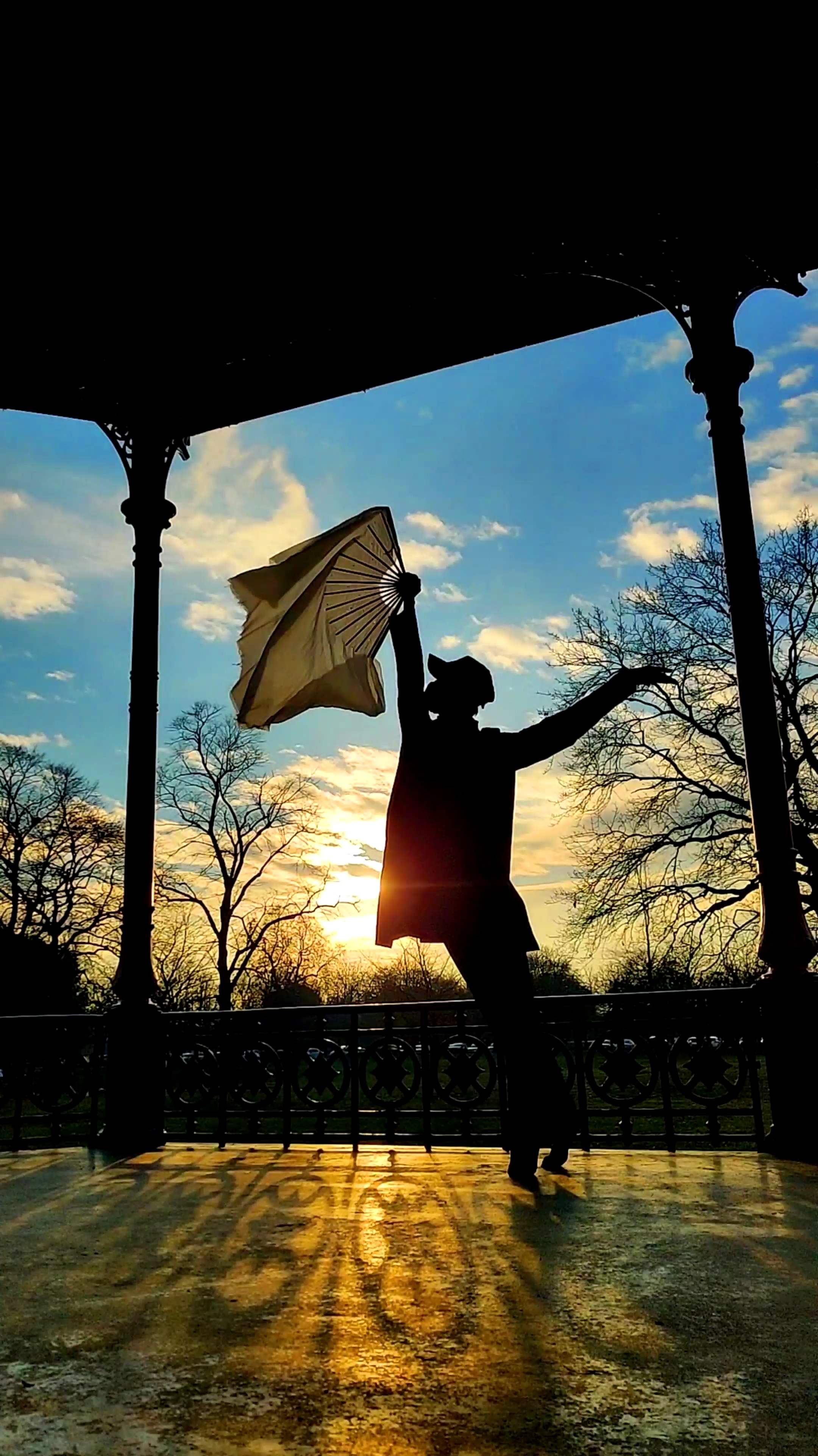 在英国夕阳下起舞