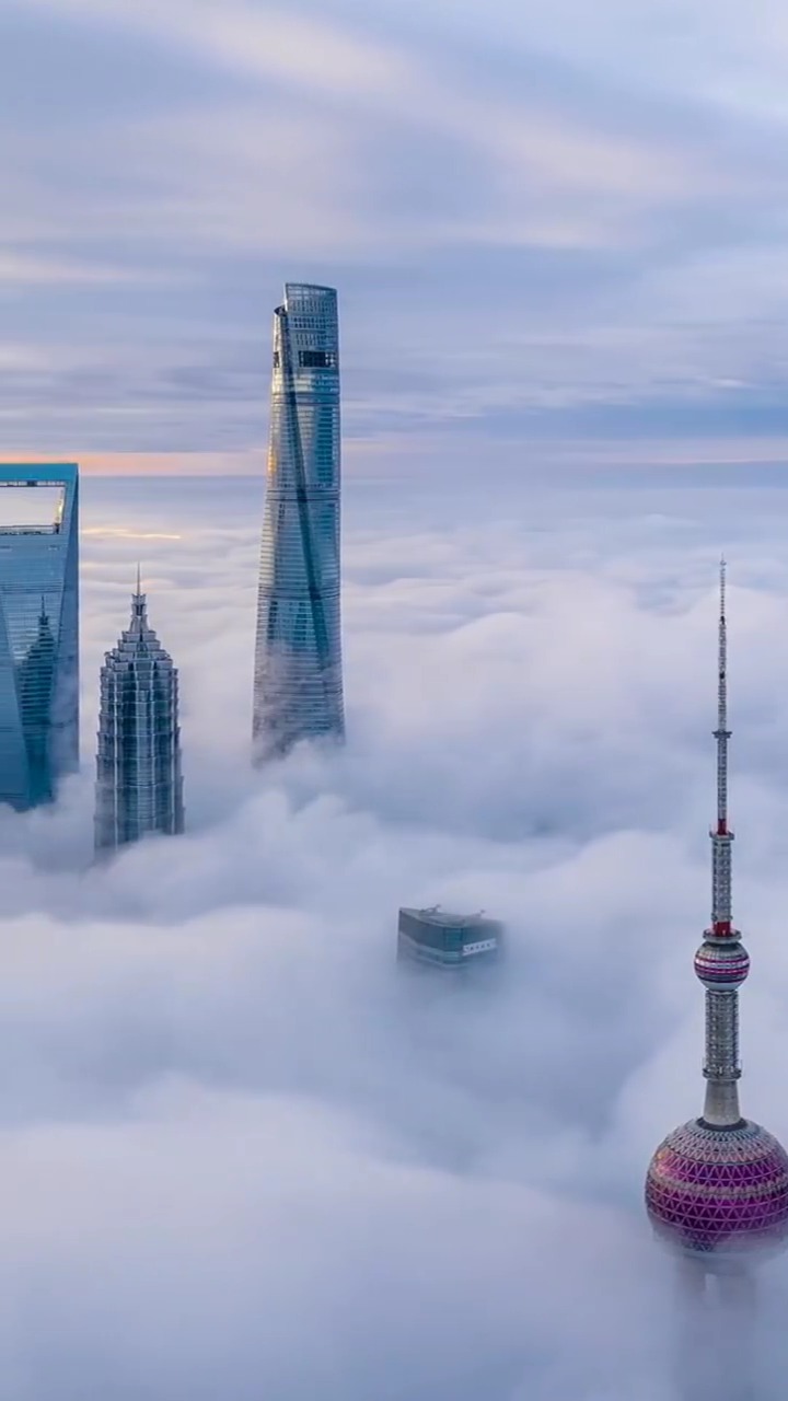 航拍#上海云雾上的三大件, 早晨的上海最高楼顶空
