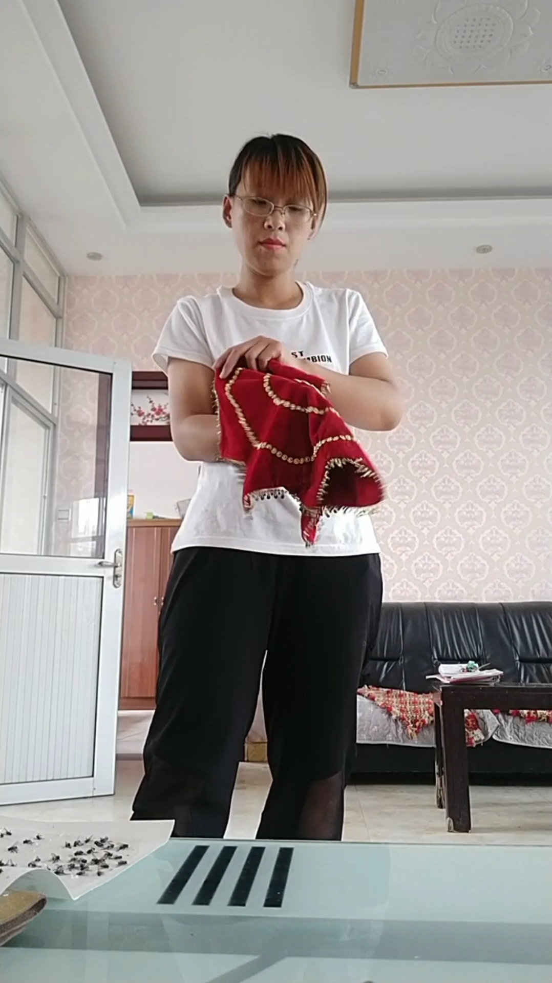 闺女是转手绢能手,她妈也不懒