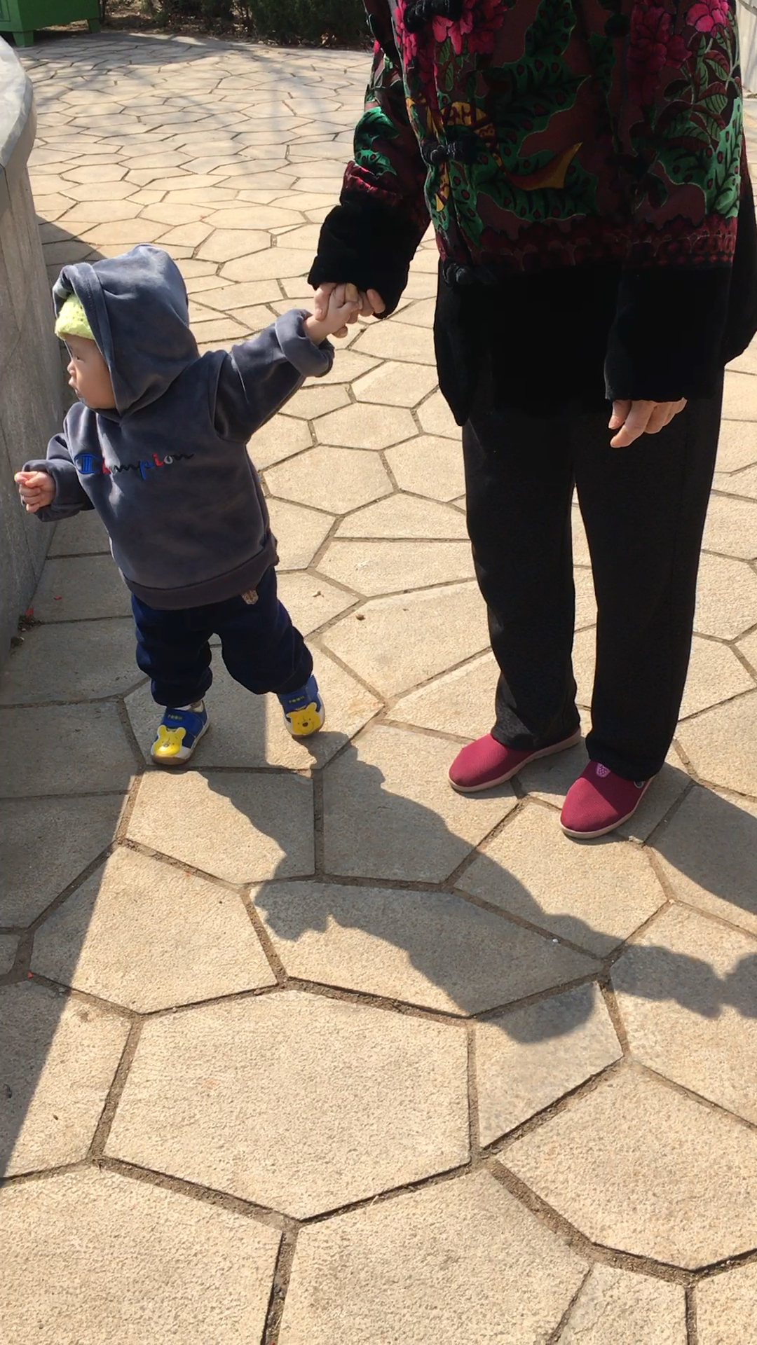 出门晒太阳,练习练习穿鞋走路我们已经1岁零12天了