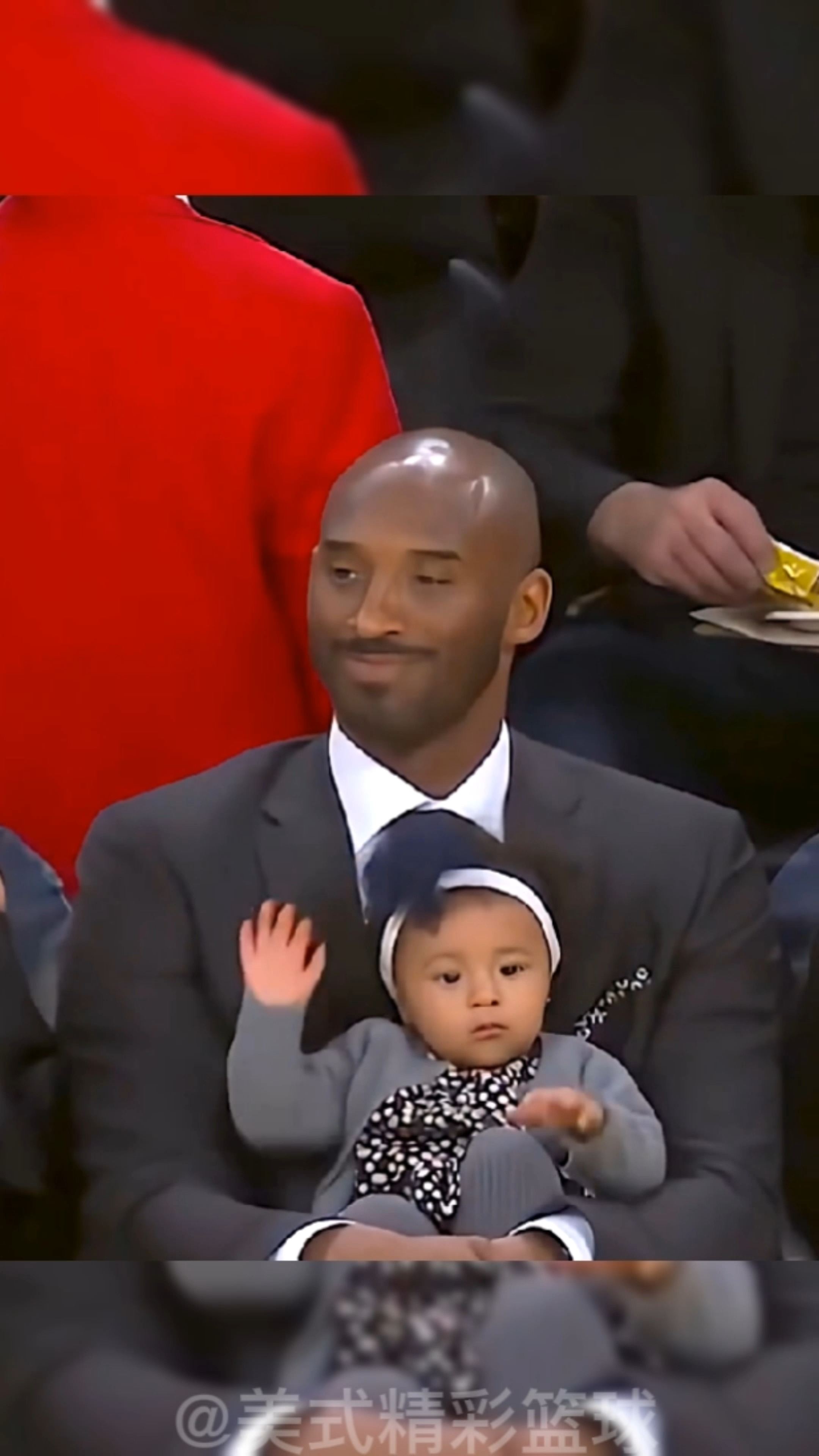 美式精彩篮球科比大女儿替科比穿上名人堂夹克正式入选名人堂