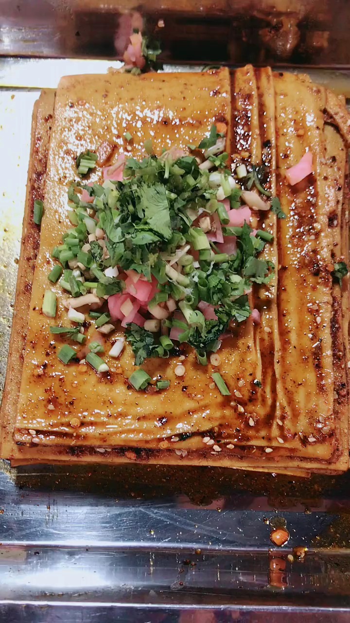 轻知计划#贵州名小吃 豆皮卷 豆皮 里面有折耳根 香菜 萝卜 美味蛋