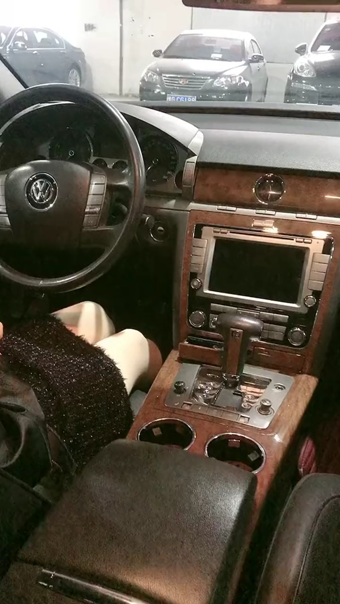 百万级豪车女司机的打火方式