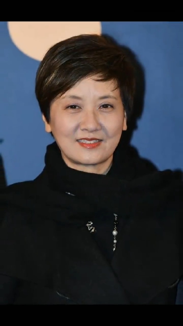 娱乐#没法比61岁杨丽萍撞上62岁邓婕,自然老去和过度保养的差距