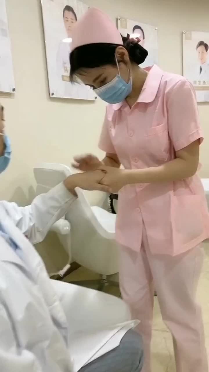终于知道为啥护士要戴口罩了,她们怕病人看见她们的颜值就不想出院!