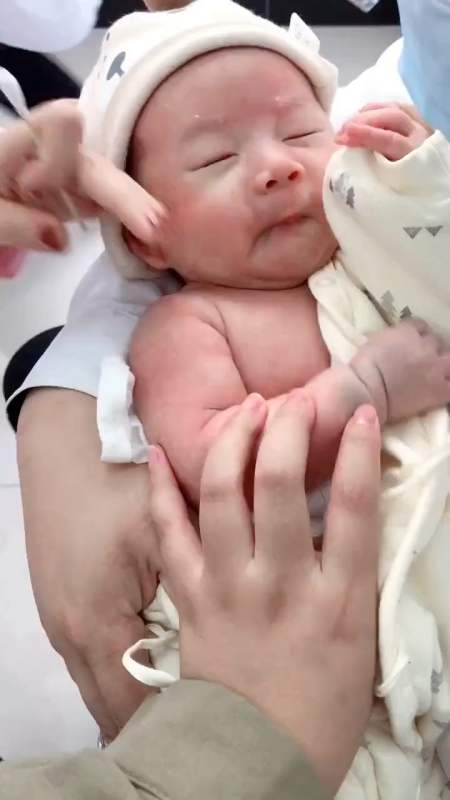 从家来就开始睡,扎手指抽血也没哭,也没醒,打针给叫醒的,还没等清醒就