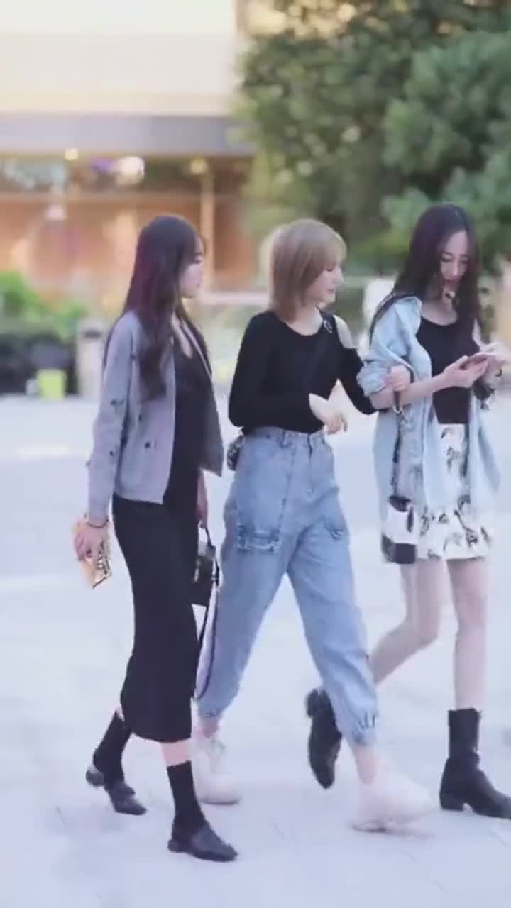 三个人在一起总有一个被冷落的
