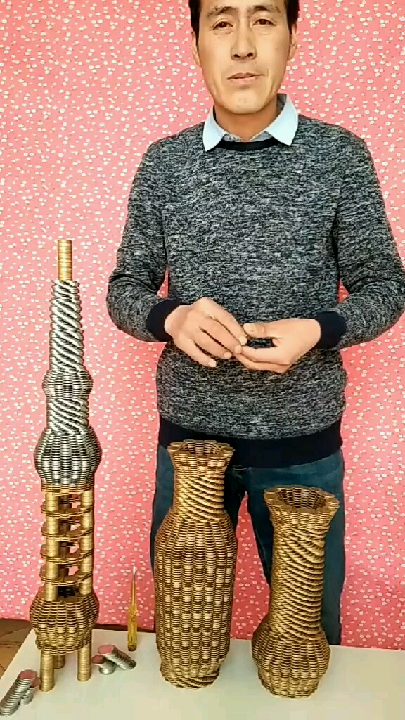 大师用硬币摆出了两个花瓶的造型更让人惊艳的是那座塔