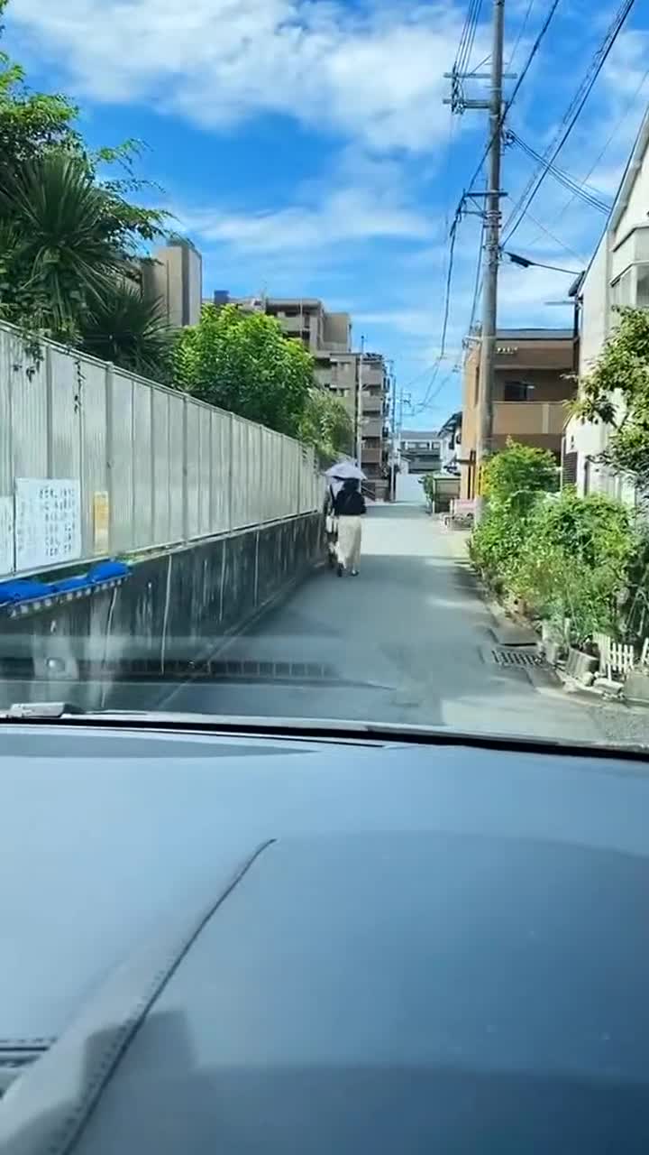 在日本开车,当行人没有发现车时,就只能这样慢慢地跟着!