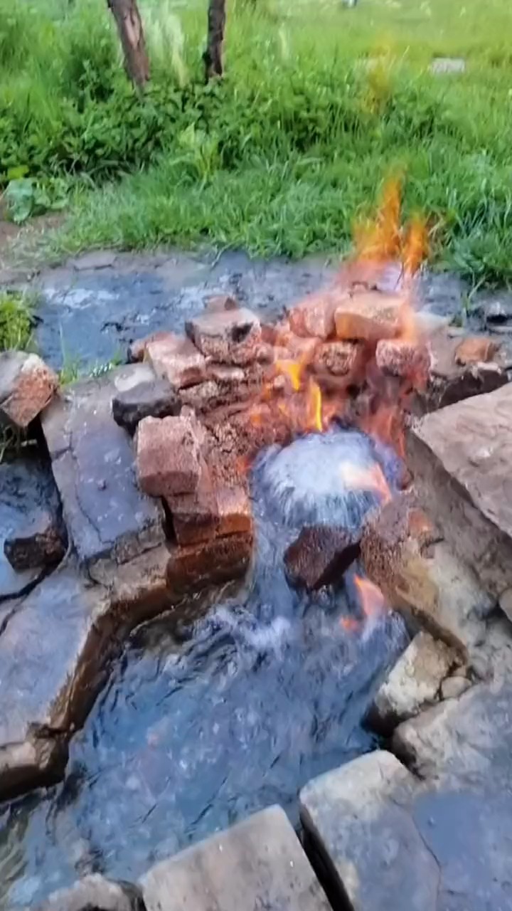 都说水火不容,可这泉眼却让水火相容,太神奇了,神奇的大自然