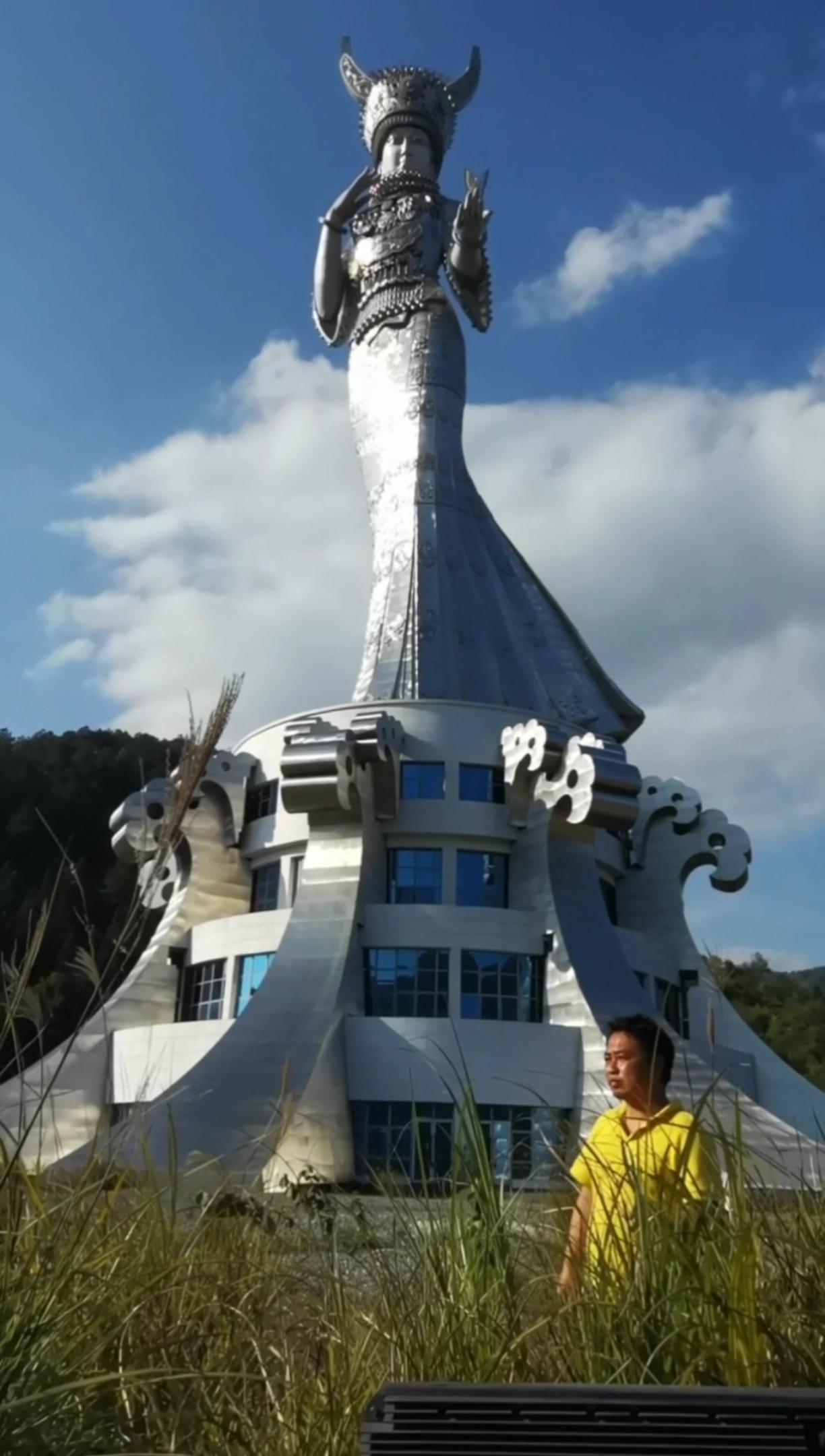 今天,来到苗族女神仰阿莎的故乡———黔东南州剑河县,在女神雕像前留