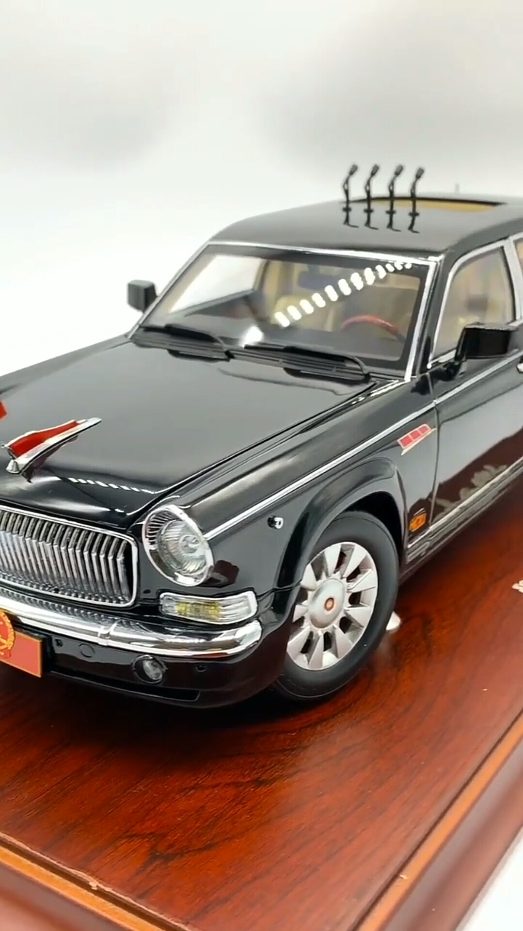 今天终于,进距离看到了,红旗带话筒,高大上