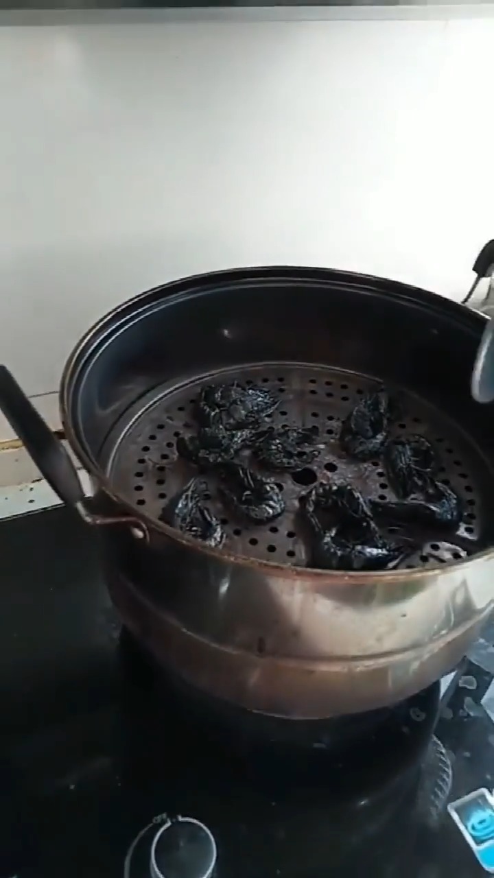 家里穷的快揭不开锅了,大虾还蒸成了炭,这让家里变得雪上加霜了