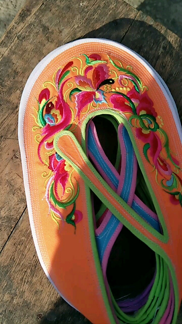 我们壮族的绣花鞋,最后一个步骤.你们喜欢吗?