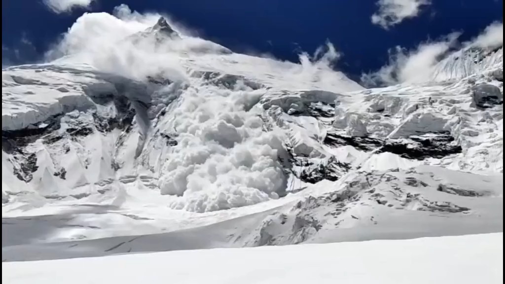 新疆可可托海雪崩图片