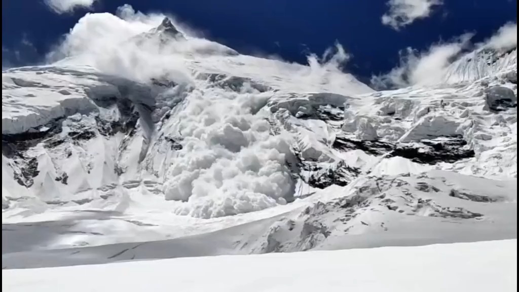 徒步喜马拉雅山遇见了雪崩